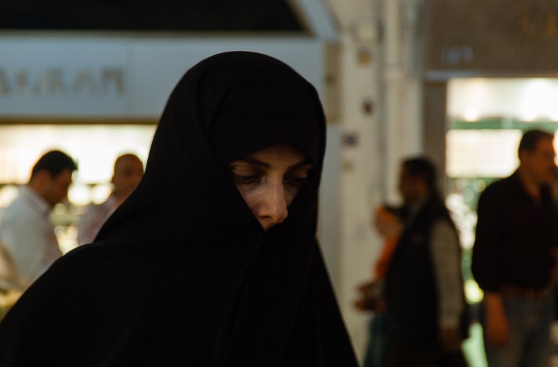 2004年 土耳其<br>雖然土耳其是個開放的回教國家，但對著包頭巾的女性拍照，還是有點怕怕，可能是以前被罵怕了。