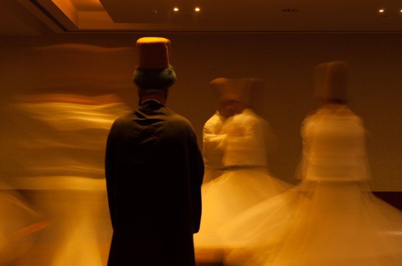 2004年 土耳其<br>「存在的基本條件就是旋轉，世上沒有生物是不旋轉的，由最小的細胞到最遠的星星，大家各安其分地轉。而信徒的旋轉是追求心、情感與靈魂的融合，最終達到與神的合一。」<br/>旋轉舞的DM這樣介紹著.