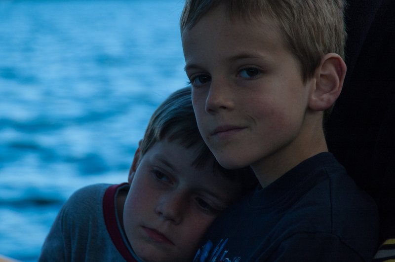 2004年 斯洛維尼亞<br>遊湖的小船裡，兩兄弟依偎在父親的懷裡。