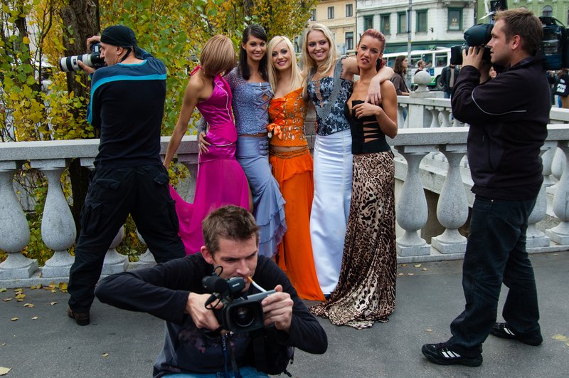 2004年 斯洛維尼亞<br>熱鬧的城市，三種不同的媒體正在拍攝model，我剛好記錄下這奇妙的一刻。
