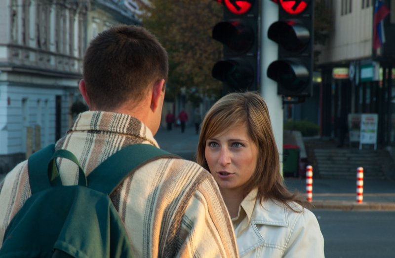 2004年 斯洛維尼亞<br>上班時刻，這對戀人準備道別，我猜的。<br/>我遠遠就被女主角生動的表情吸引著，我走近他們然後舉起相機，瞬間拍下她自然的表情，來不及對她微笑道謝，我沒停下腳步便繼續我的旅途。