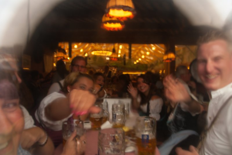 2010年 德國<br>慕尼黑啤酒節 Munich Oktoberfest，我們沒有太多時間排隊進帳棚，只好隔著毛玻璃看人家在裡面嗨！