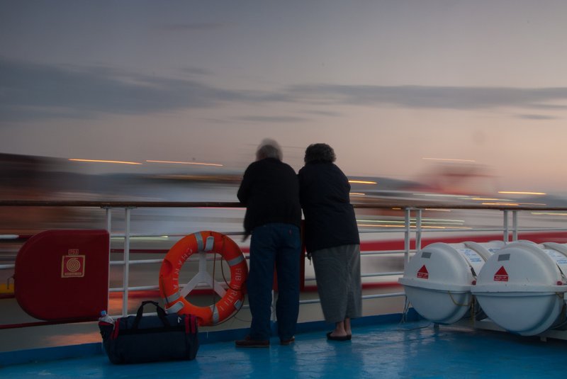 2006年 希臘<br>清晨五點，船即將抵達雅典。一對早起的夫婦，已經在甲板上等待日出。