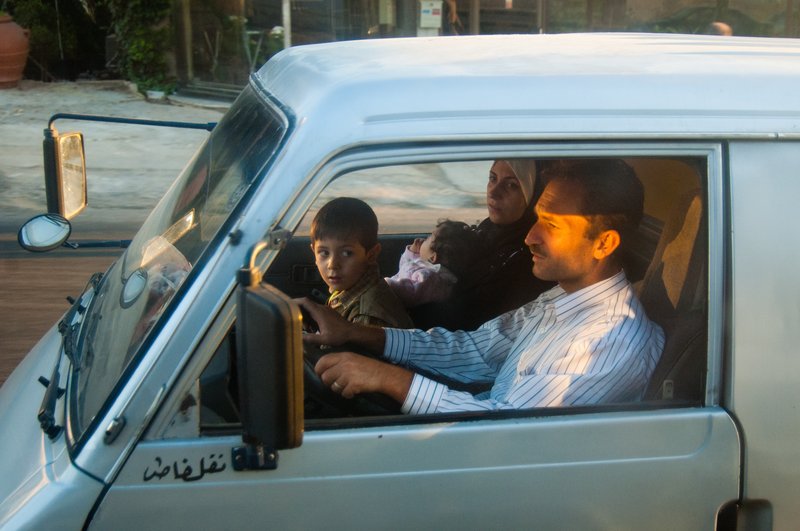 2005年 約旦<br>我不知道該如何為這組相片寫註解。有些照片我還記得在哪裡拍的，有些卻全然忘記，有些是在遊覽車上對著窗外拍下來的，有些是走在街上拍奔馳而過的公車，還有沿途路過的人。大部分被拍攝的對象都不知道被拍照，即使拍完被發現我僅能微笑以對，然後夾著相機趕快跑掉。這些人的臉孔我依稀還記得，但也多忘的差不多。但當我拿起照片，我就會想起來，這就是我看到的　"約旦的人們"。