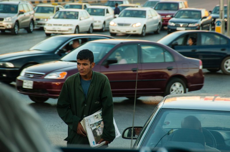 2005年 約旦<br>馬路中賣報紙的人。