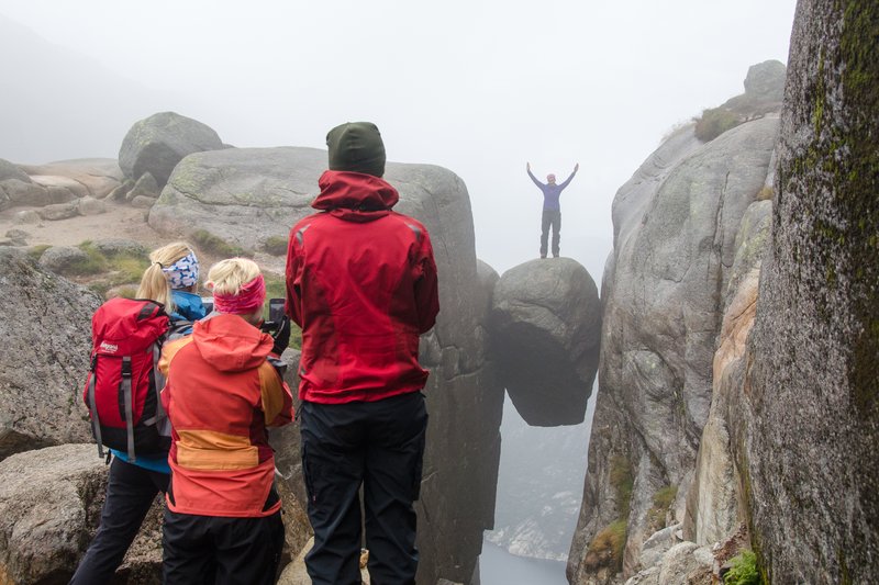 2012年 挪威<br>Kjeragbolten是位於Kjerag高原西邊的一顆大圓石，因自然掉落剛好卡在兩座山壁之間，底下就是落差984公尺的峽灣水面。