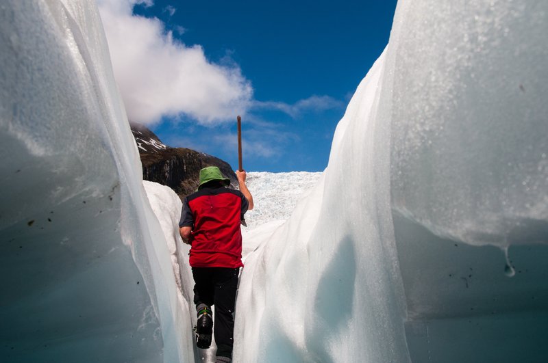 2008年 紐西蘭<br>嚮導正在冰洞中向上挺進，幫我們開出一條好走的路。