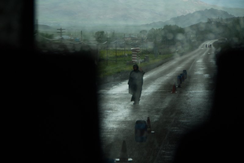 2007年 土耳其<br>下著雨的路上有著士兵巡邏，檢查來往的車輛。我躲在車上座椅後面，偷偷拍下這張相片。沒有想到構圖，沒有想到測光，只求有拍到相片。拍完後我看了一眼，天啊！我知道我拍到好照片。