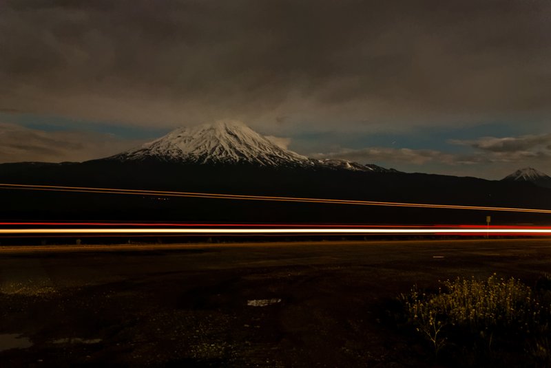 2007年 土耳其<br>今天很幸福，公路旁的旅館門口，就可以看到亞拉拉特山的夜景。
