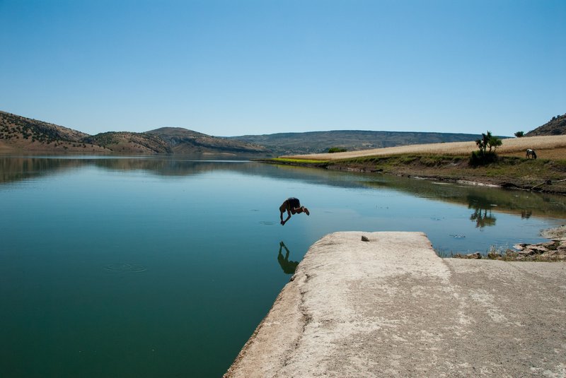 2007年 土耳其<br>一位少年跳入水中，即將打破寧靜的水面，這時刻彷彿時間是靜止的。