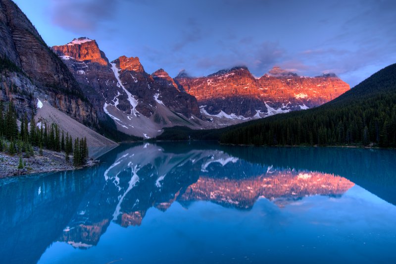 2013年 加拿大<br>在經過三天第四次造訪時，終於在清晨等到紅色山頭的夢蓮湖。