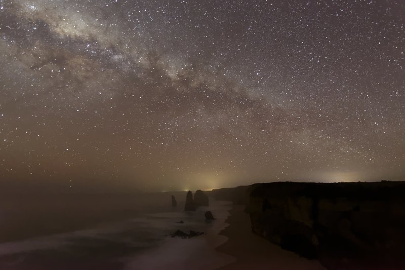 2014年 澳洲<br>春天大洋路的夜，風很大很冷。12門徒觀景台裡，白天嘈雜的遊客早已散去。天上的銀河緩緩流動，星星們開始上班打卡。而我也開始我晚班的工作，記錄下這個奇異美景。