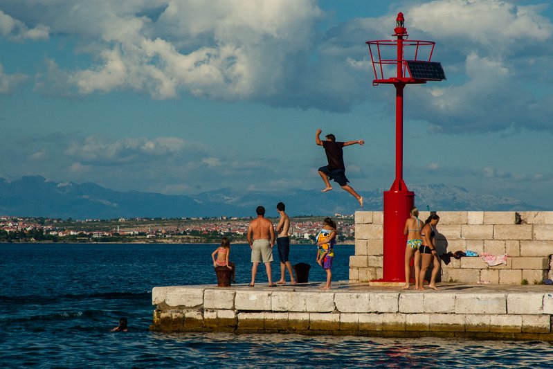 2005年 克羅埃西亞<br>我在燈塔對岸的小餐廳喝著啤酒休息，一群小朋友輪流表演跳水。