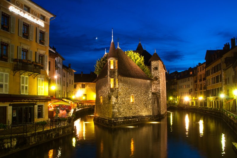 2009年 法國<br>大雨打亂了既定的夜景拍攝行程，晚餐後雨中沿著湖畔散步，隨著天色漸漸暗下呈現美麗的寶藍色，雨也慢慢停了，安錫最有特色的建築物-小島宮(Palais de I'Isle)此刻投射燈也亮起來。天空一片烏雲剛好散去，可愛的彎月映入眼簾，一幅美麗的畫就在眼前，好幸福的夜晚!