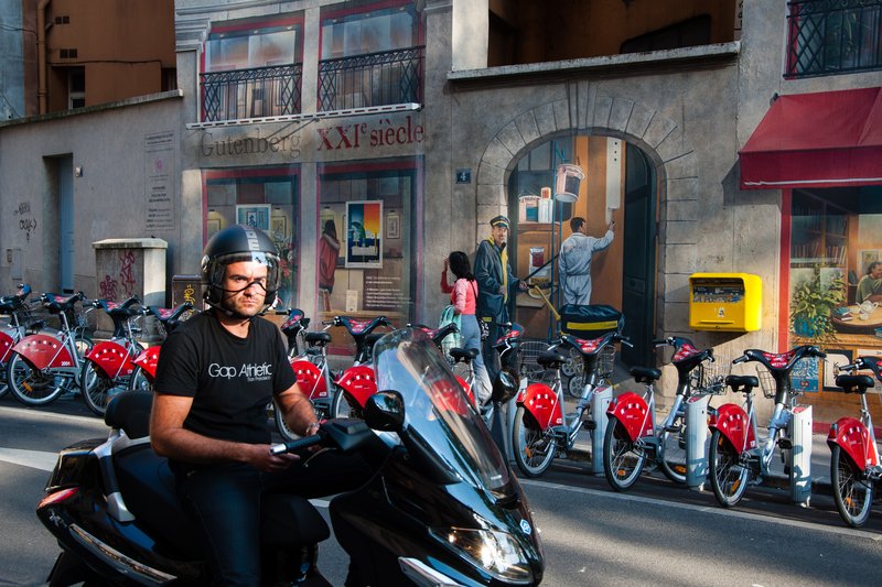 2009年 法國<br>充滿文藝氣息的大壁畫，散佈在里昂城內的建築物中，不經意你也踏入了奇妙的壁畫世界裡。