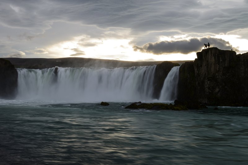 上帝瀑布 Godafoss<br>黃昏時刻，瀑布邊的遊客漸漸離去，雲層超厚今晚的星星恐怕看不到了。
