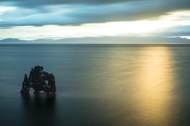 犀牛石Hvitserkur Troll<br>延長時間的曝光，讓海面平緩無波，犀牛恍彿睡著了。