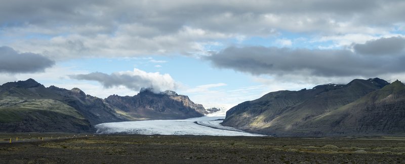 Skaftafellsjokull Glacier<br>公路沿著冰河的邊緣開立，可以很近的觀察冰河。