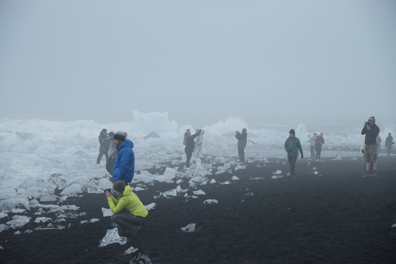 Jokulsarlon Lagoon 冰河湖<br>清晨的冰塊沙灘上，天氣不是很好，但也熱鬧非凡。