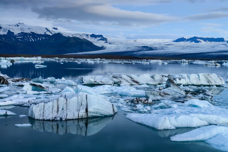 Jokulsarlon Lagoon 冰河湖<br>冰川前緣被擠壓掉進湖裡的冰塊，漂浮在冰河湖上。
