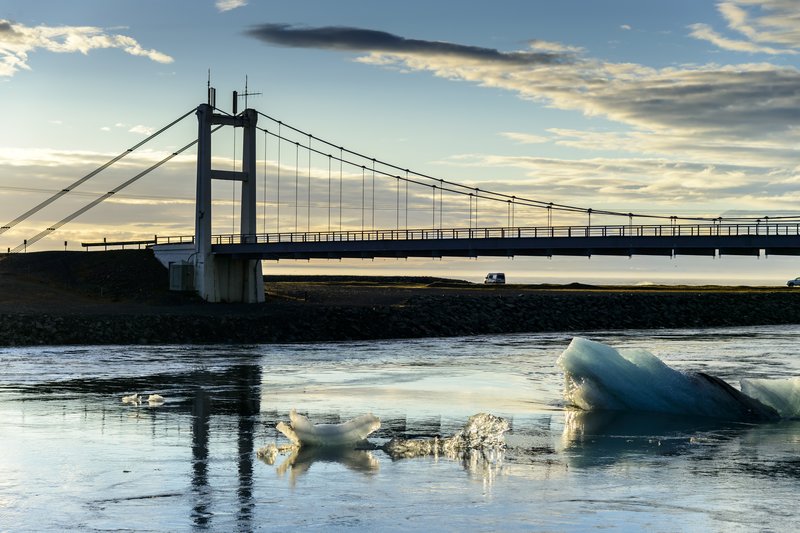 Jokulsarlon Lagoon 冰河湖<br>巨大的浮冰漂過吊橋就要漂進海裡。