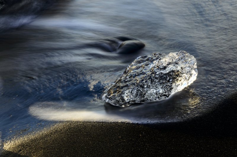 Jokulsarlon Lagoon 冰河湖<br>浮冰在海水努力的沖刷下，變的越來越小。