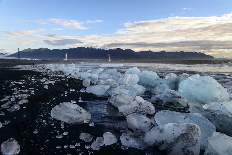 Jokulsarlon Lagoon 冰河湖<br>浮冰沿著湖邊的出海口，漂浮到海面上，沒漂遠的冰塊又被浪花推回海岸邊，累積後就形成了這個奇妙的冰塊沙灘。