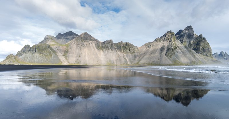 Vesturhorn Mountain<br>這是冰島旅行中印象深刻的山峰之一，聳立在海邊漲潮時平整的沙灘，就會形成完美的倒影。