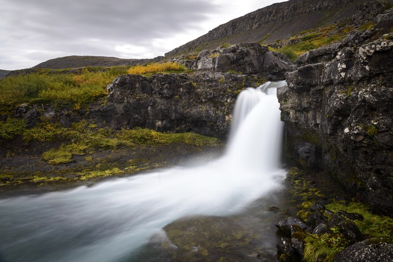 Dynjandi 丁堅地瀑布<br>Dynjandi 是西部峽灣最著名的瀑布和在整個冰島最美麗的瀑布之一。
