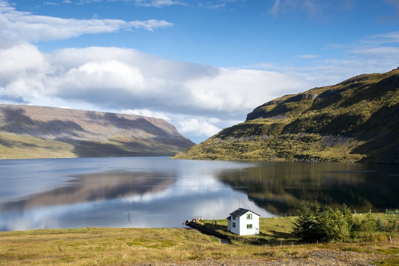 西北峽灣<br>峽灣邊的小房子，風景很棒，不知道有沒有人住!
