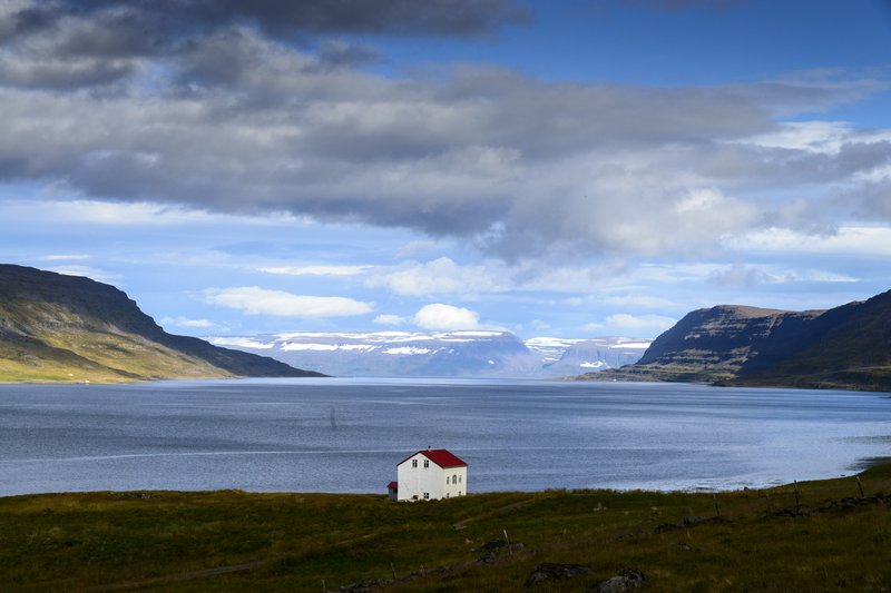 西北峽灣<br>峽灣邊的小房子，風景很棒，不知道有沒有人住!