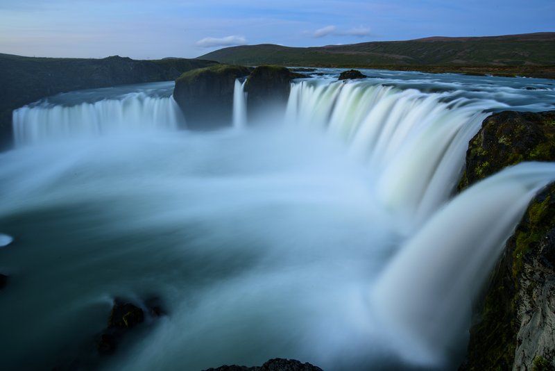 上帝瀑布 Godafoss<br>清晨時刻，天還沒亮我又回到瀑布邊守候。