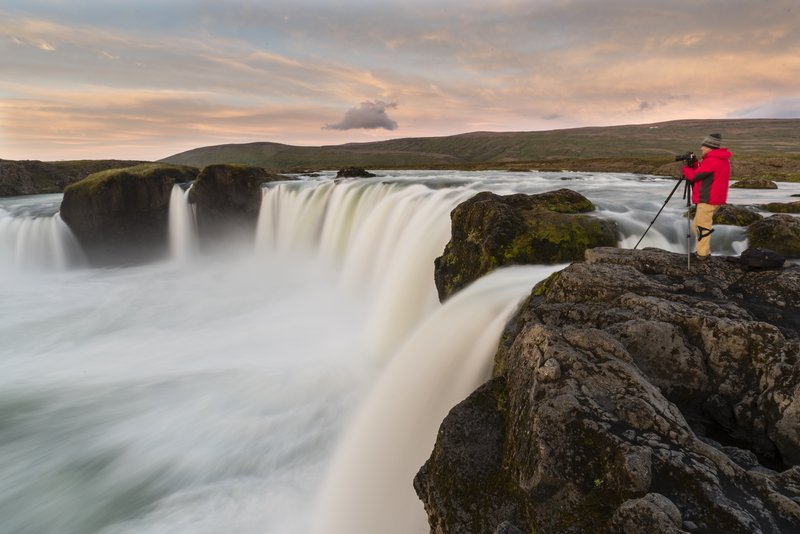 上帝瀑布 Godafoss<br>感謝這位穿紅外套的攝影同好，幫我增添恰當的前景。
