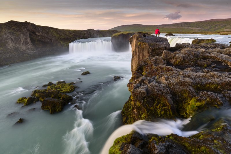 上帝瀑布 Godafoss<br>感謝這位穿紅外套的攝影同好，幫我增添恰當的前景。