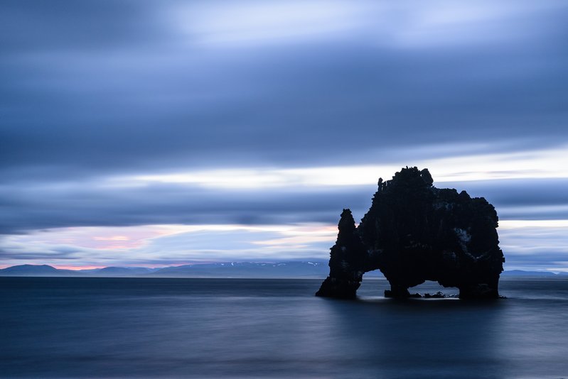 犀牛石Hvitserkur Troll<br>Vatnsnes半島海岸邊一塊凸起的岩石，像似一頭在海裡低頭喝水的犀牛。