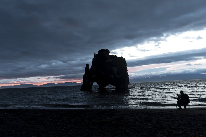 犀牛石Hvitserkur Troll<br>清晨時刻只有極少數的攝影愛好者，守在這裡等待日出。