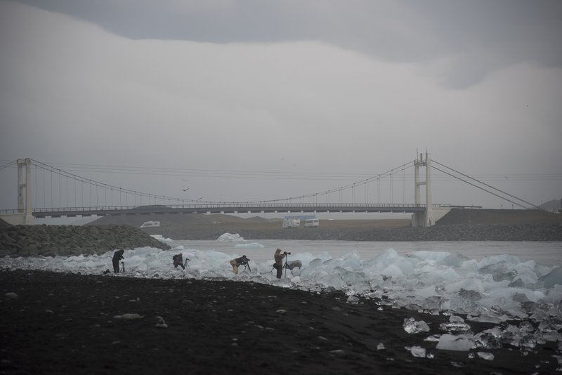 Jokulsarlon Lagoon 冰河湖<br>天氣不算好的清晨，攝影師們還是賣力的工作著。