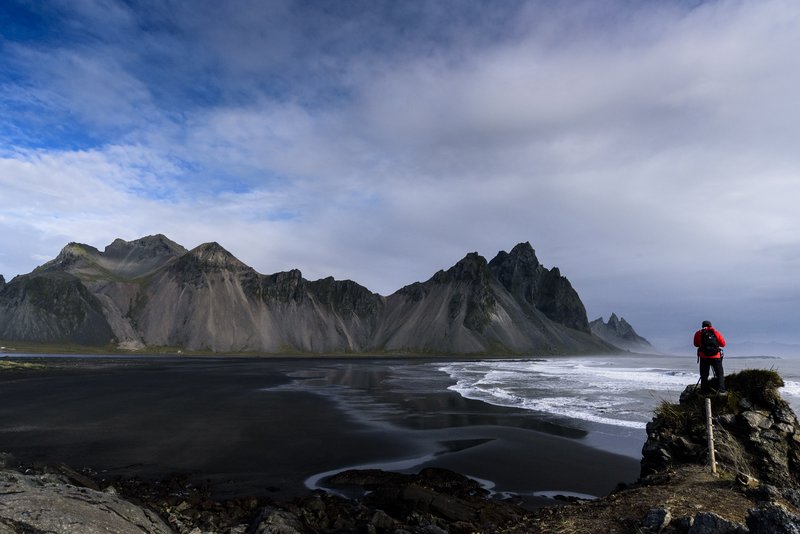 Vesturhorn Mountain<br>我爬上岸邊小丘，認真拍照，殊不知黃雀在後。
