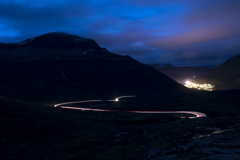 Seyeisfjoreur<br>右邊亮光處就是Seyeisfjoreur小鎮，今晚就住在有名的Hotel Aldan。