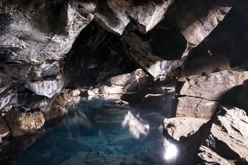 地洞溫泉Grjotagja<br>米湖Myvatn地區的一個地底溫泉，光線會從洞口斜射進來，產生夢幻的效果。