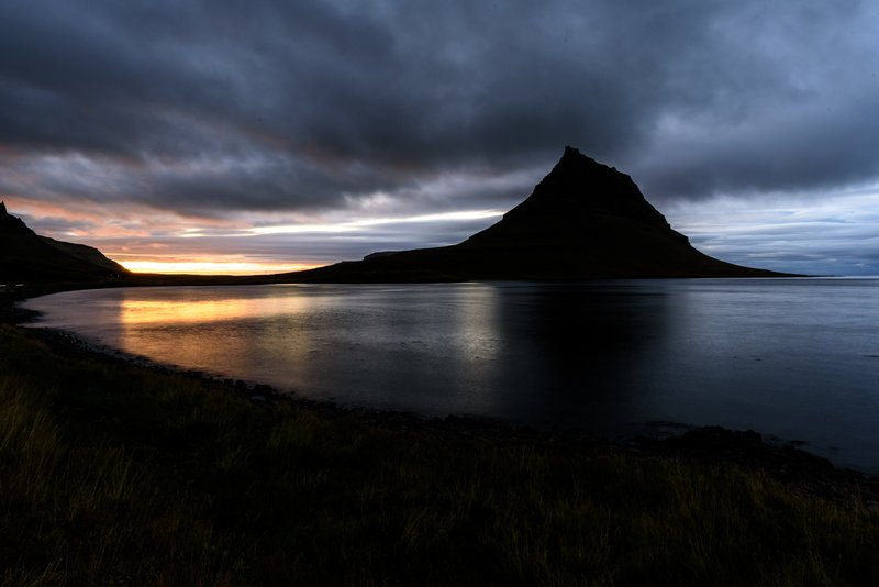 Kirkjufell 教堂山<br>湖邊的教堂山在這角度看來，雖然不是完美的圓錐形，但依然很有味道!