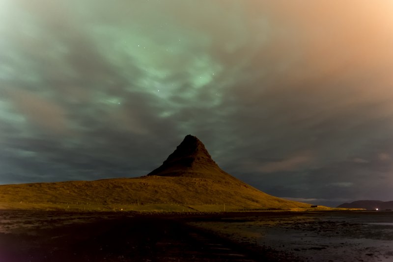 Kirkjufell 教堂山<br>深夜裡雲很厚，極光一點點的透過雲縫跟我打招呼。