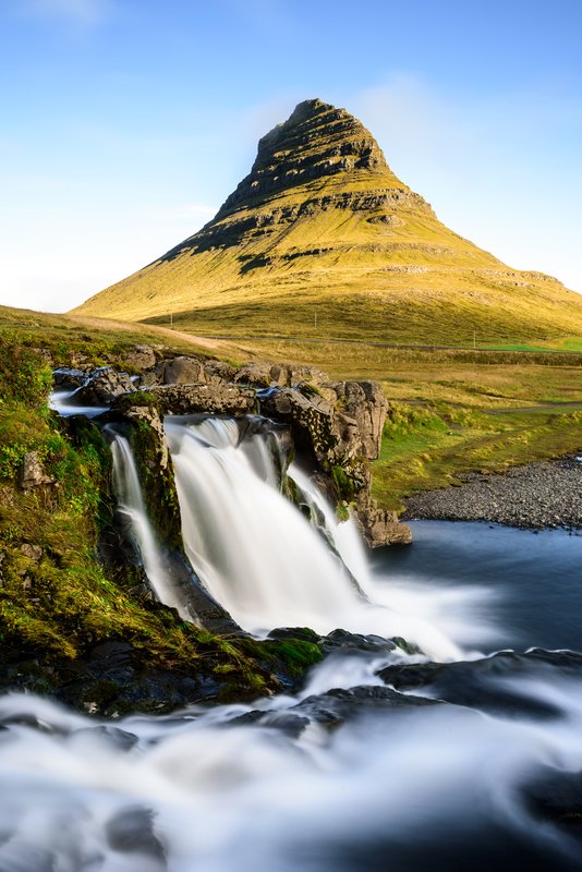 Kirkjufell 教堂山<br>山坡邊的小瀑布，配上遠處的教堂山，形成完美的組合!
