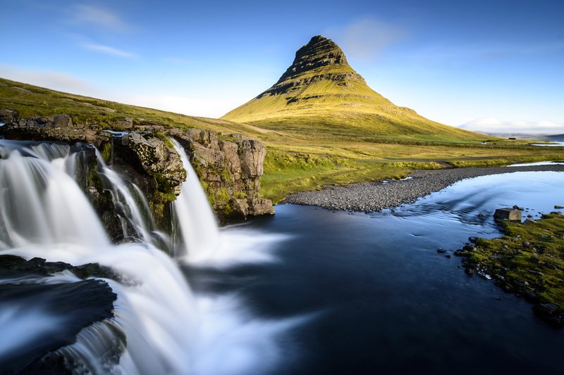 Kirkjufell 教堂山<br>山坡邊的小瀑布，配上遠處的教堂山，形成完美的組合!