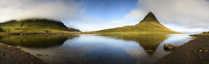 Kirkjufell 教堂山<br>清晨微風的湖面，反映出教堂山與旅人的孤寂。