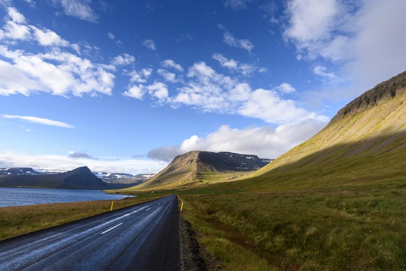 西北峽灣<br>九月中旬遠處的山頂已經白了頭。