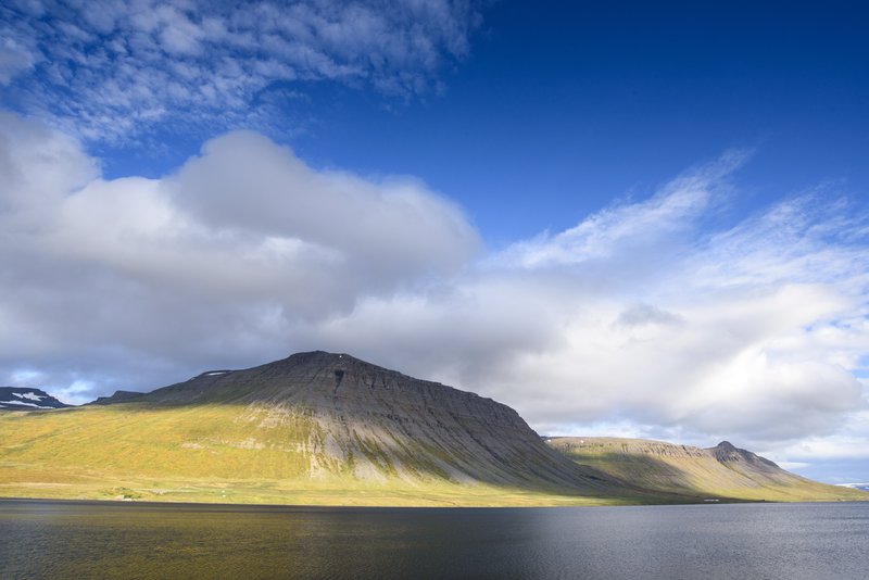 西北峽灣<br>峽灣多雲的日子裡，如此絕妙的美景!