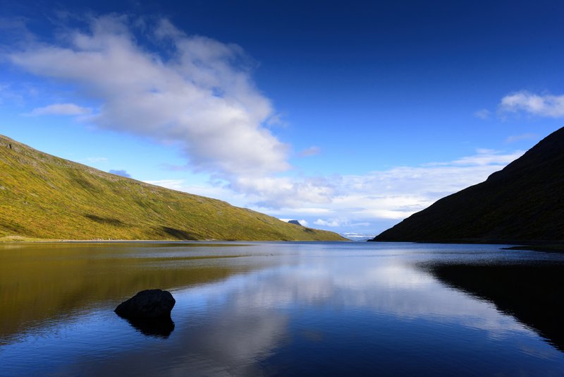 西北峽灣<br>峽灣多雲的日子裡，如此絕妙的美景!
