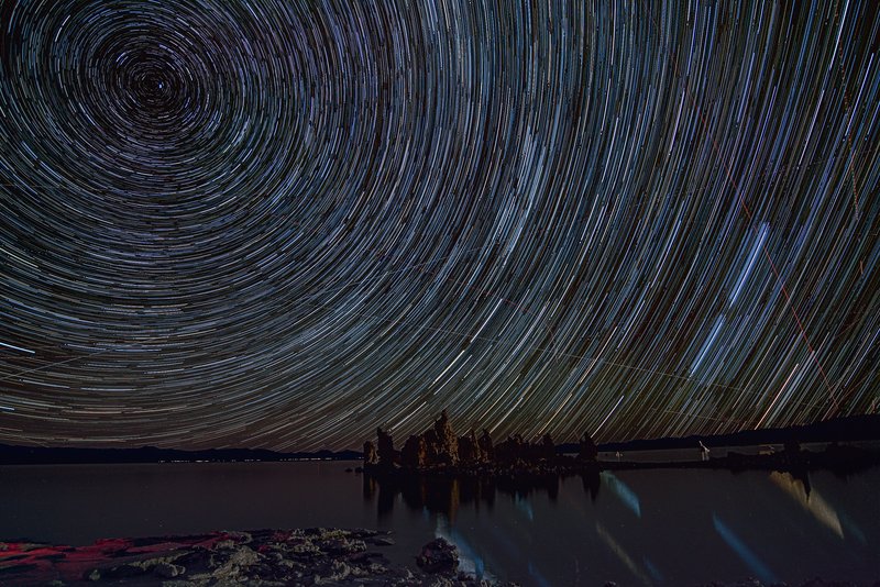 Mono Lake莫諾湖<br>莫諾湖的星空很熱鬧，飛機偶爾會來插花一下。這是2個小時拍240張星軌照，後製軟體疊起來的成果。