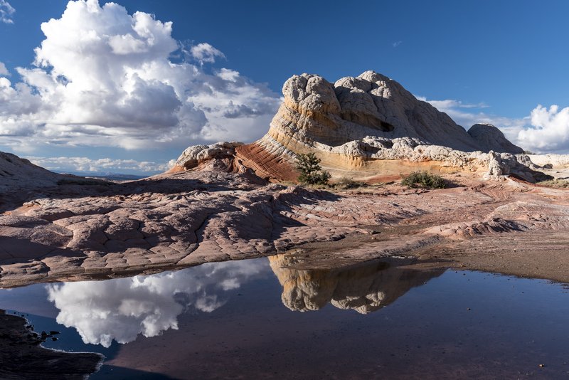 White Pocket 白口袋<br>藍天白雲讓倒影中船帆石增添美感。